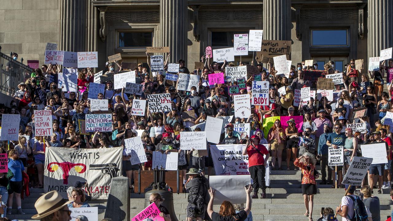 Des manifestants protestant contre la révocation du droit à l'IVG sur les marches du Capitole de l'Etat américain de l'Idaho. [Keystone - Darin Oswald/Idaho Statesman via AP]