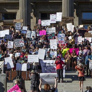 Des manifestants protestant contre la révocation du droit à l'IVG sur les marches du Capitole de l'Etat américain de l'Idaho. [Keystone - Darin Oswald/Idaho Statesman via AP]
