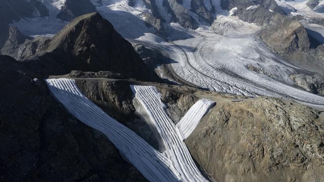 Vue du glacier de Morteratsch, en Engadine, avec la couche de neige placée durant l'été. [Keystone - Gian Ehrenzeller]