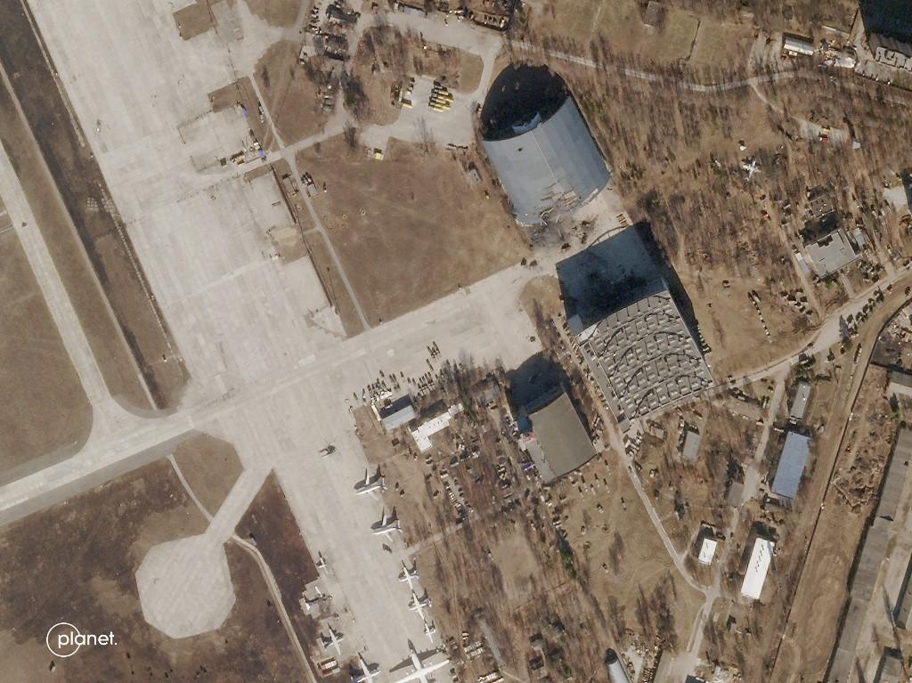 Image montrant les dégâts sur l'aéroport d'Hostomel, 28.02.2022. [Planet Labs PBC/AFP - -]