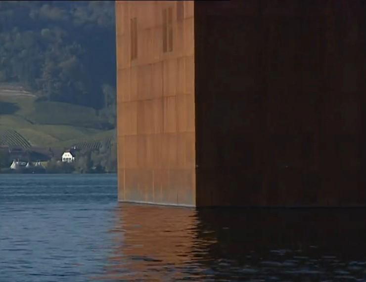 Le Monolithe, cube rouillé de Jean Nouvel au large de Morat. [RTS]