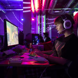 Une joueuse de e-sports sur son ordinateur lors d'un festival de gaming à Berne. [Keystone - Peter Klaunzer]