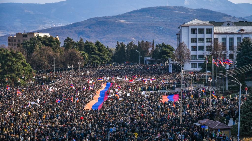 La foule des manifestants dans les rues de Stepanakert, dimanche 25.12.2022. [AFP - Davit Ghahramanyan]