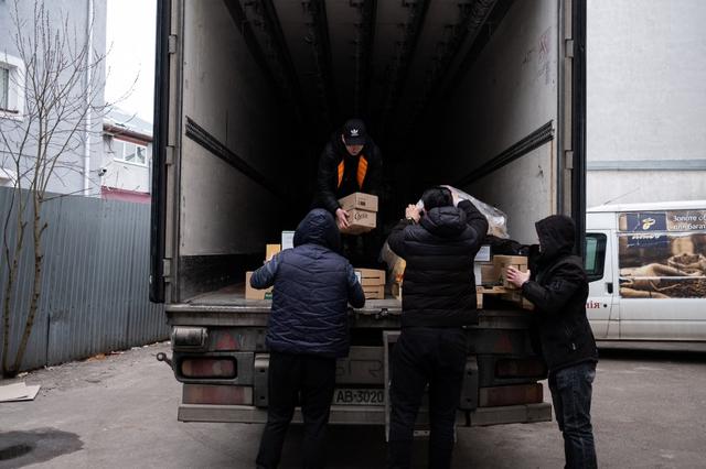 Nestlé participe aussi à l'aide humanitaire en faveur de l'Ukraine. Ici, le déchargement d'un camion de produits alimentaires envoyés par la multinationale à un organisme de bienfaisance, à Lviv, le 04 mars 2022. [AFP - Antoine Martin / Hans Lucas]