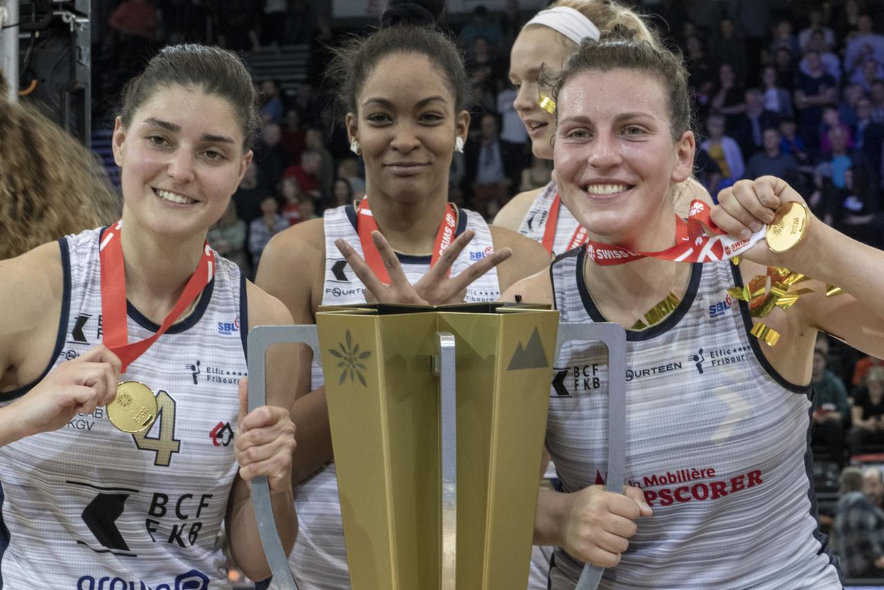 Les joueuses d'Elfic ajoute un nouveau trophée à leur collection. [KEYSTONE - MARCEL BIERI]