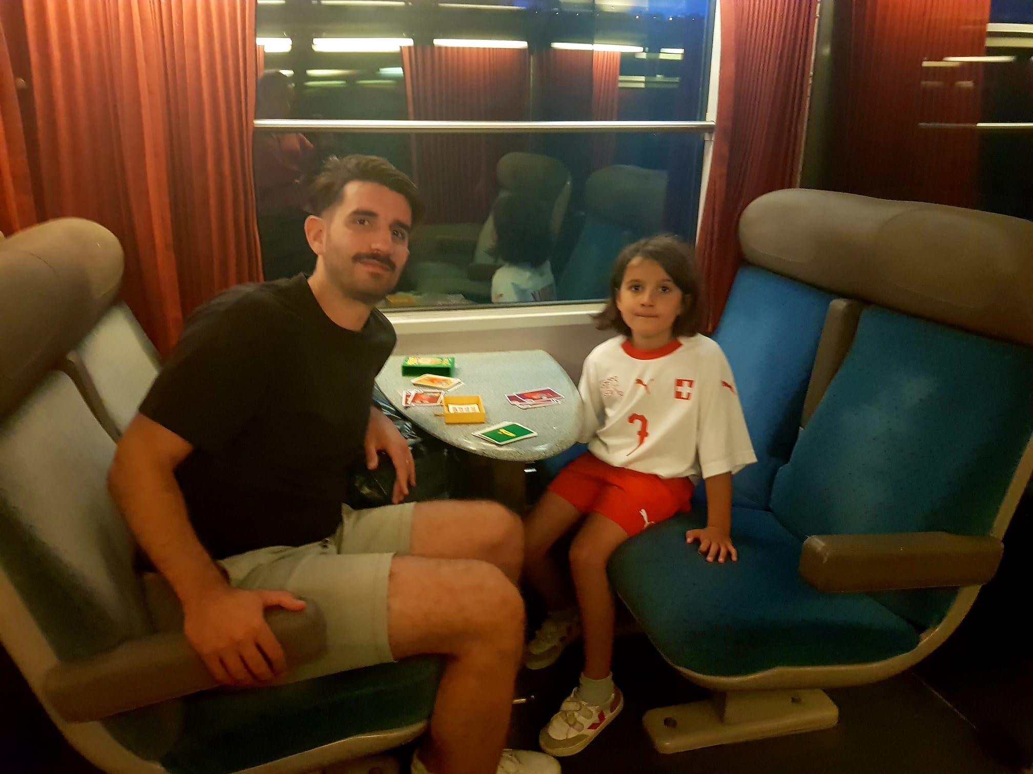Davide et Stella dans le train en direction de l'Angleterre. [D. Duarte]