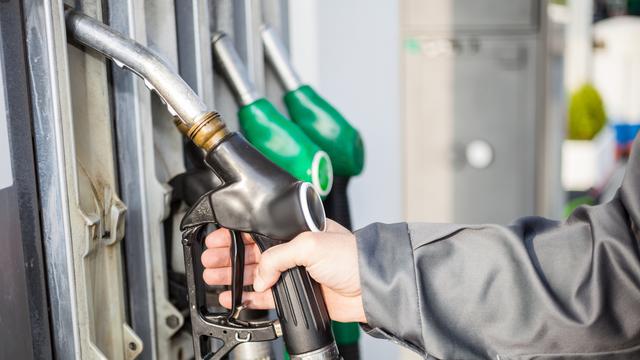 La pression se renforce sur le Conseil fédéral pour qu’il trouve une solution pour freiner la hausse de prix du carburant. [Depositphotos - minervastock]