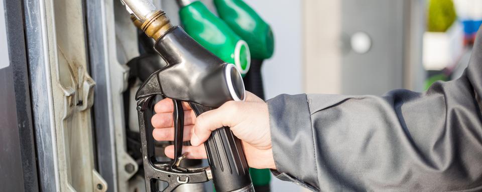 La pression se renforce sur le Conseil fédéral pour qu’il trouve une solution pour freiner la hausse de prix du carburant. [Depositphotos - minervastock]