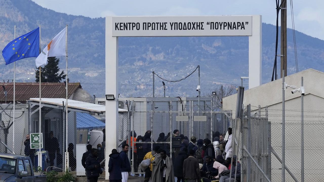 Depuis le début de l'année, Chypre a enregistré 1300 demandes d'asile. La petite île a très peu de structures d'accueil, les camps sont surchargés et les autorités ne parviennent plus à faire face. Mercredi, des responsables de Frontex, la police des frontières de l'Union européenne, rencontre le gouvernement chypriote pour tenter de résoudre cette crise. [KEYSTONE - PETROS KARADJIAS]