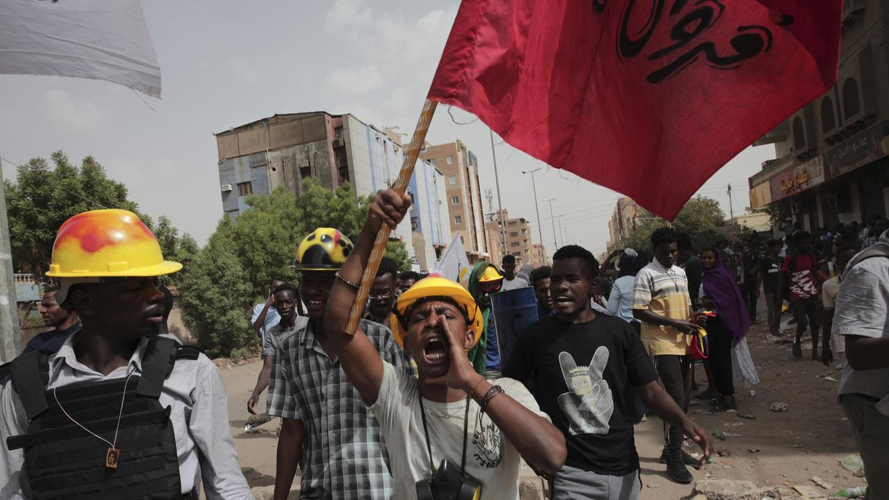 Les Soudanais dans la rue pour la quatrième journée consécutive. [Keystone - Marwan Ali]