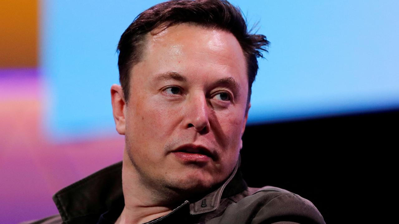 Elon Musk est poursuivi par Twitter, qu'il disait vouloir racheter [Reuters - Mike Blake/File Photo]