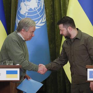Le Président ukrainien Volodymyr Zelensky (R) et le Secrétaire général de l'ONU Antonio Guterres (L) se serrent la main lors de leur conférence de presse conjointe à Kyiv (Kiev), Ukraine, le 28 avril 2022. [EPA/KEYSTONE - Sergey Dolzhenko]