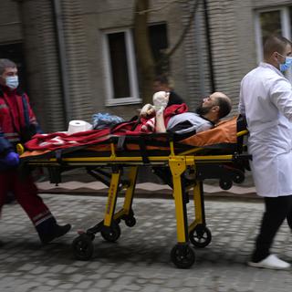La Suisse se dit prête à évacuer des blessés de guerre ukrainiens. [Keystone - Bernat Armangue]