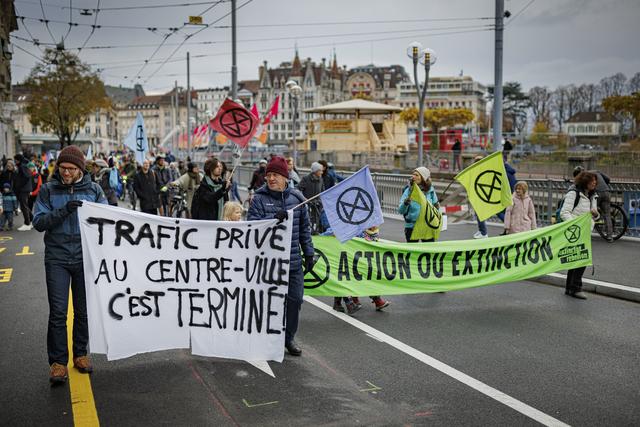 Des personnes manifestent pour interdire les voitures sur le Grand-Point, peu après sa réouverture, le 3 décembre 2022. [Keystone - Valentin Flauraud]