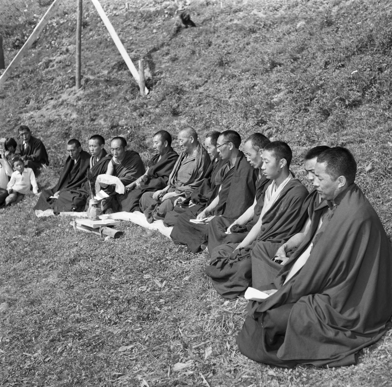 Pose de la première pierre de l'institut monastique tibétain de Rikon, le 29 juillet 1967, en présence de moines bouddhistes. [Keystone - STR]