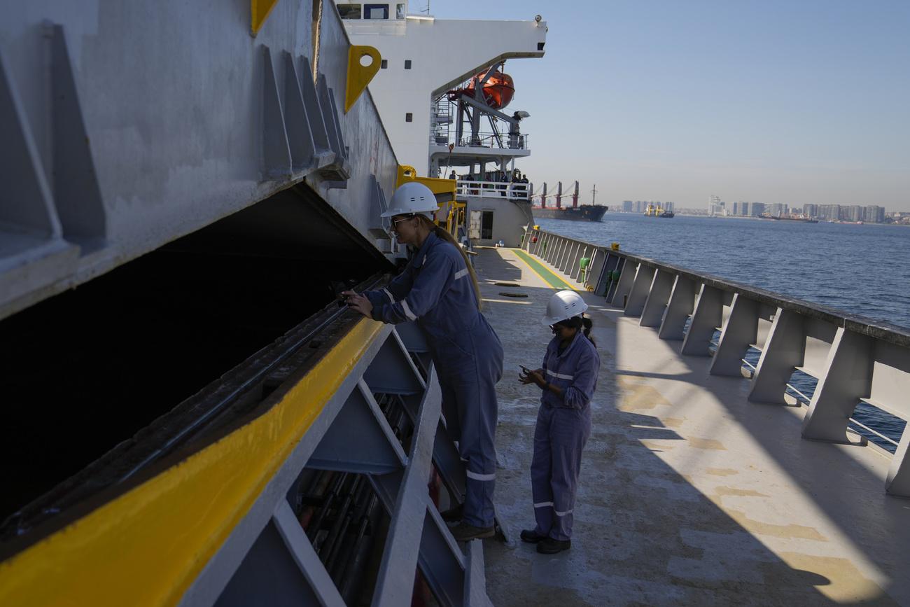 Des officiels de l'ONU inspectent un cargo céréalier en provenance d'Ukraine au large d'Istanbul. [Keystone/AP Photo - Khalil Hamra]