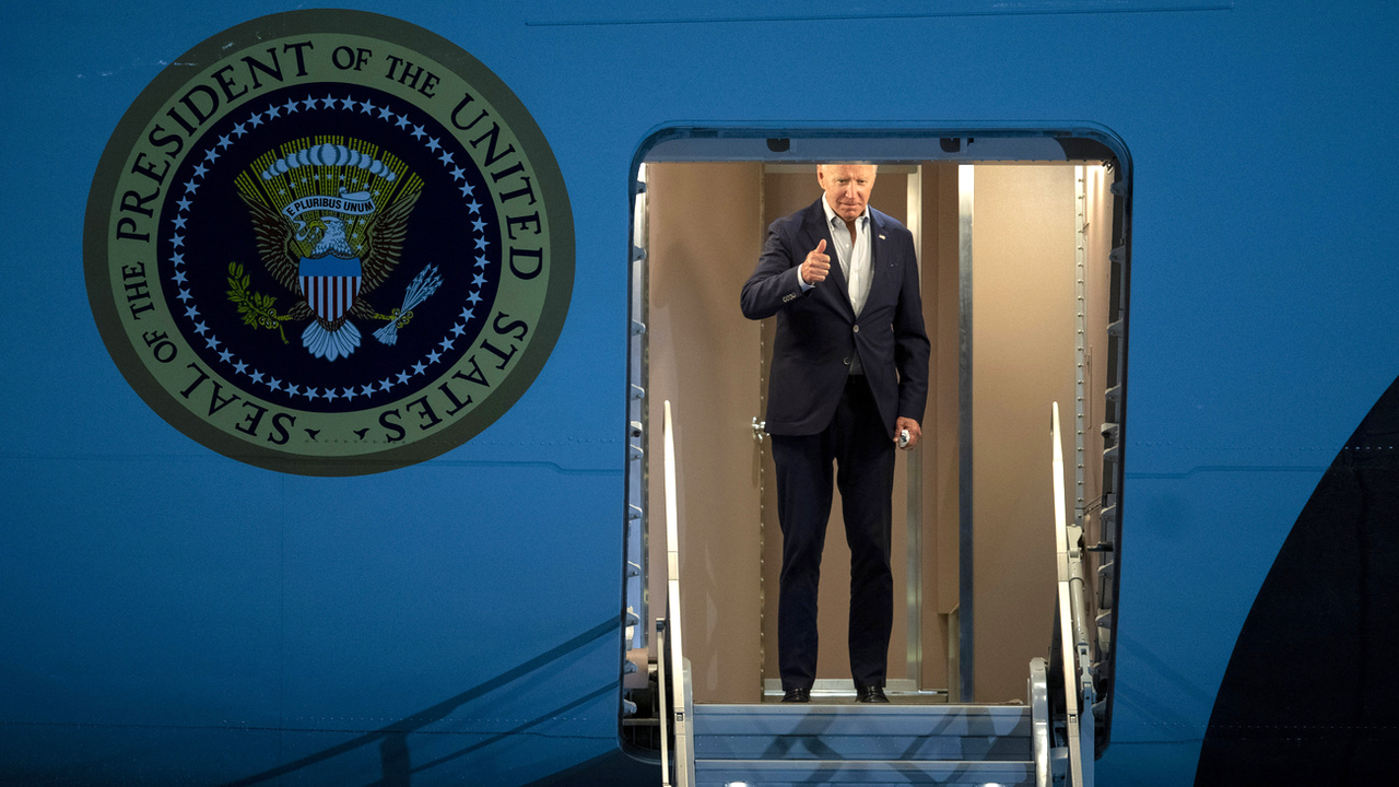 Joe Biden embarque à bord d'Air Force One pour Tel Aviv, mardi soir 12.07.2022. [AP/Keystone - Gemunu Amarasinghe]