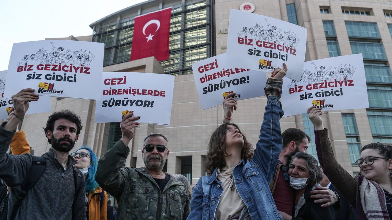 Le mécène turc Osman Kavala, détenu depuis quatre ans et demi, a été condamné lundi à Istanbul à la perpétuité après les plaidoiries de la défense qui avait réclamé son acquittement pour manque de preuves et dénoncé l'acharnement du pouvoir. [KEYSTONE - SEDAT SUNA]