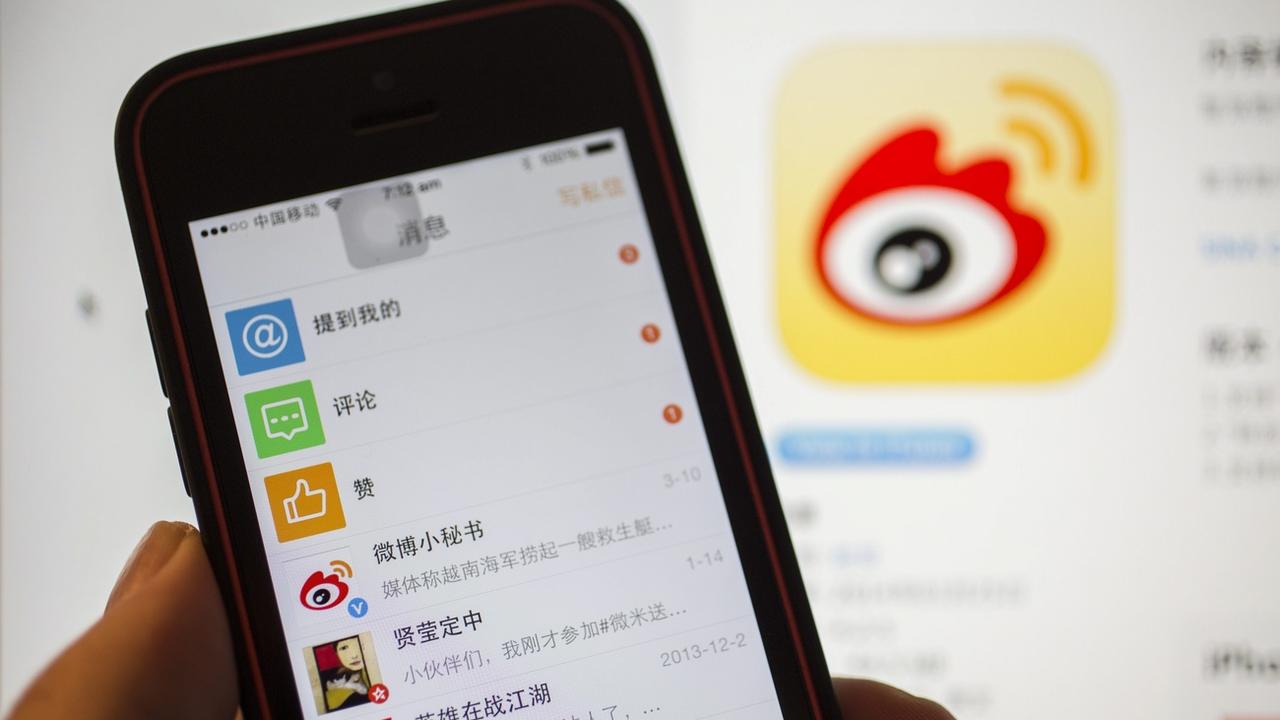 Un smartphone exécutant l'application de réseau social chinois Weibo. [KEYSTONE - Adrian Bradshaw / EPA]