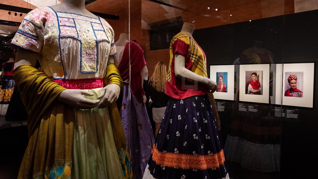 Une photo de l'exposition "Frida Kahlo, au-delà des apparences" à Paris. [AFP - Riccardo Milani / Hans Lucas]