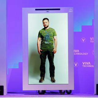Le président ukrainien Volodymyr Zelensky effectue un discours via un hologramme lors d'une convention dédiée à l'innovation et aux startups, le 16 juin 2022, à Versailles. [reuters - Benoit Tessier]
