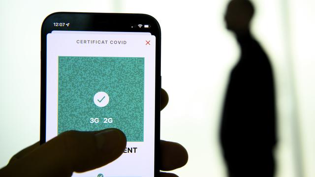 Un certificat Covid sur un smartphone en décembre 2021. [Keystone - Laurent Gillieron]