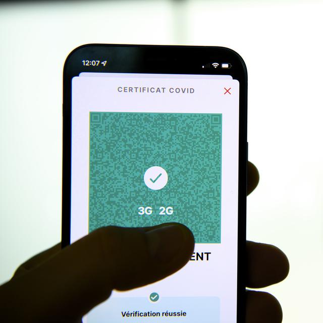 Un certificat Covid sur un smartphone en décembre 2021. [Keystone - Laurent Gillieron]