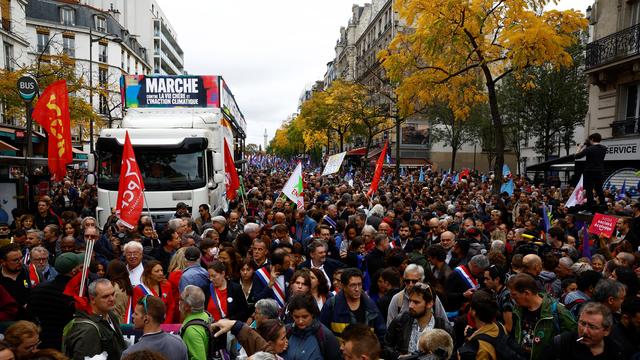 Des manifestants participent à une manifestation de la Nouvelle Union populaire écologique et sociale (NUPES), une coalition de partis de gauche et verts, contre la flambée de l'inflation et ce qu'ils appellent un manque d'action gouvernementale pour lutter contre le changement climatique, à Paris, le 16 octobre 2022. [reuters - Stephane Mahe]