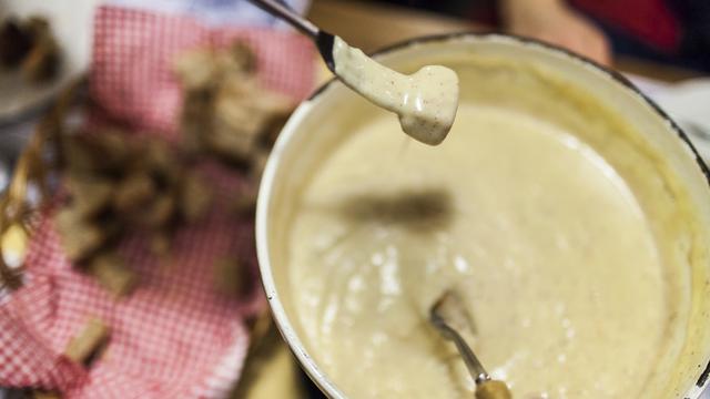 Dans une Suisse autosuffisante, faudrait-il manger de la fondue à tous les repas? [Keystone - Gaetan Bally]