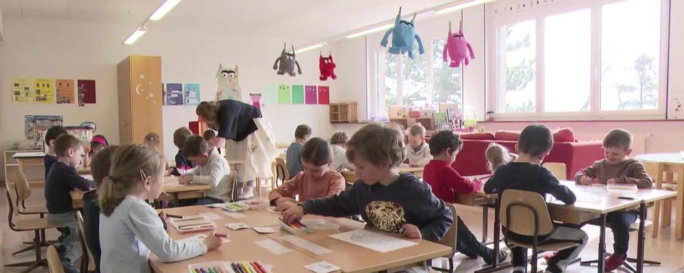 Comment scolarise au mieux les enfants ukrainiens qui arrivent en Suisse? [RTS]