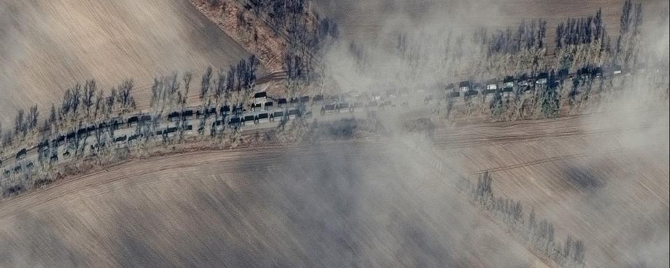 Un long convoi de troupes russes s'étire sur des dizaines de kilomètres. [Maxar Technologies/AFP]