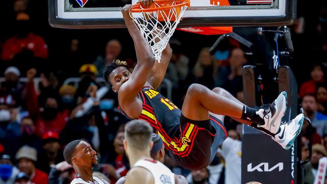 Clint Capela dans ses oeuvres; le Genevois va mieux. [AP]