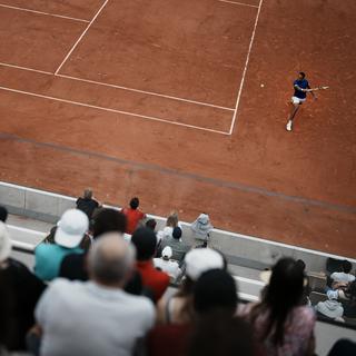 Le Bolivien Hugo Dellien joue un coup contre l'Autrichien Dominic Thiem lors de leur match du premier tour du tournoi de tennis de Roland Garros, à Paris, en France, dimanche 22 mai 2022. [AP Photo/KEYSTONE - Thibault Camus]