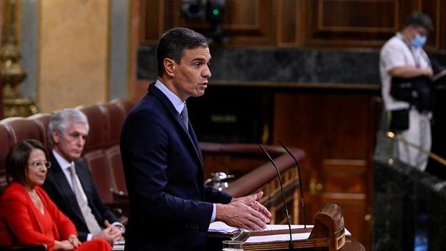 Pedro Sanchez debout devant les députés pour annoncer des mesures contre l'inflation. [AFP - Pierre-Philippe MARCOU]