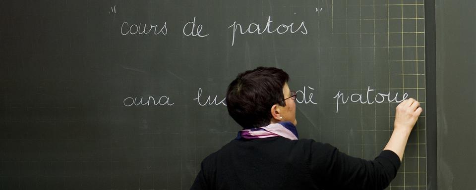 Cours de patois à Evolène (VS) par l'enseignante Bernadette Vuignier. [Keystone - Jean-Christophe Bott]