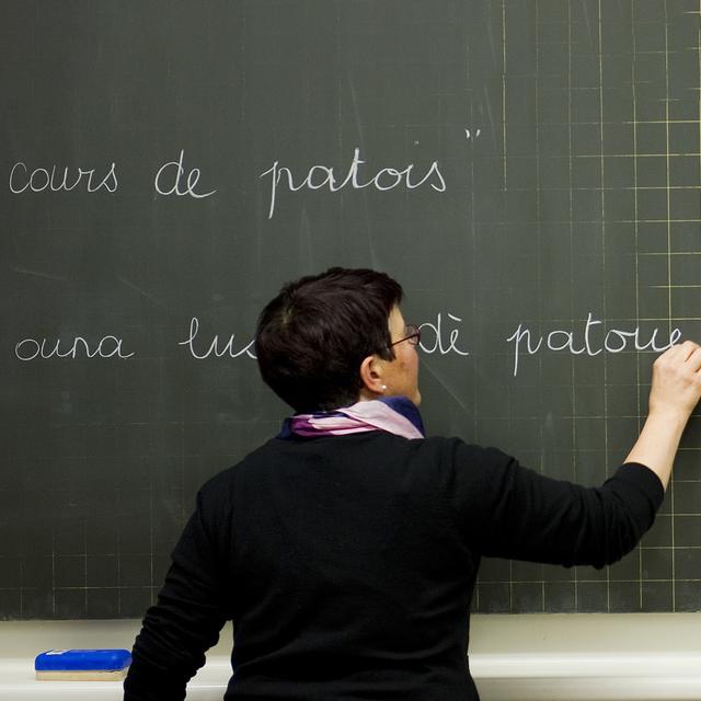 Cours de patois à Evolène (VS) par l'enseignante Bernadette Vuignier. [Keystone - Jean-Christophe Bott]