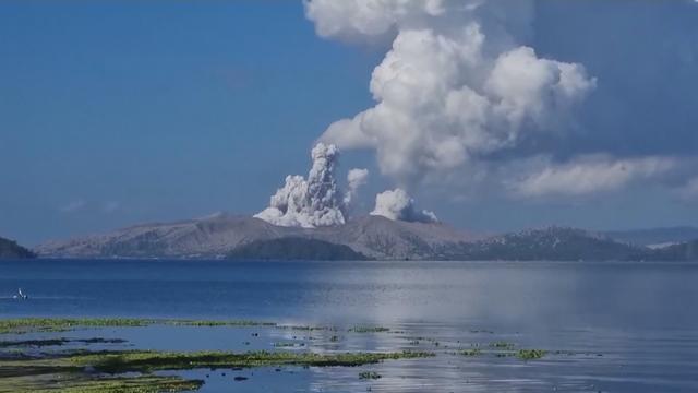 Des milliers de personnes fuient une éruption volcanique aux Philippines [AP - Gin Chris Perez]