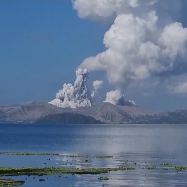 Des milliers de personnes fuient une éruption volcanique aux Philippines [AP - Gin Chris Perez]