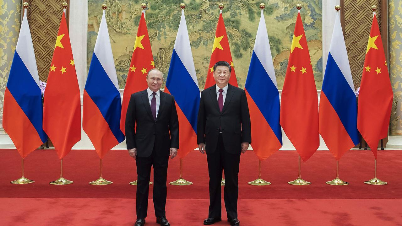 Le président chinois Xi Jinping, à droite, s'entretient avec le président russe Vladimir Poutine à la maison d'hôtes d'État de Diaoyutai à Beijing, en Chine, le vendredi 4 février 2022. [Xinhua via AP/KEYSTONE - Li Tao]