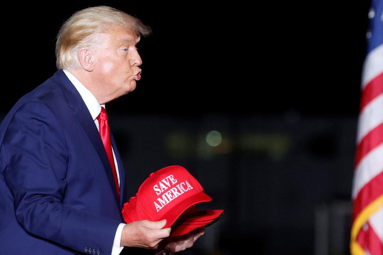 Donald Trump lors d'un rassemblement pour le candidat républicain de Caroline du Nord au Sénat américain Ted Budd à l'aéroport international de Wilmington. [Reuters - Jonathan Ernst]