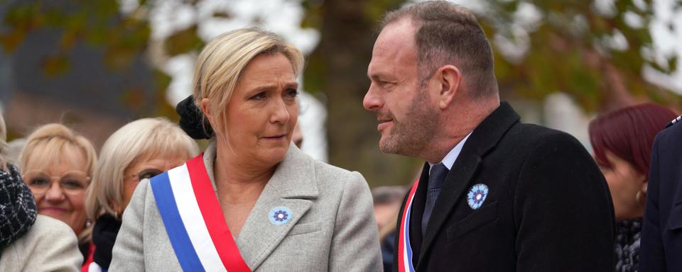 Marine Le Pen et Steeve Briois, le 11 novembre à Henin-Beaumont. [HANS LUCAS VIA AFP - JAAK MOINEAU]