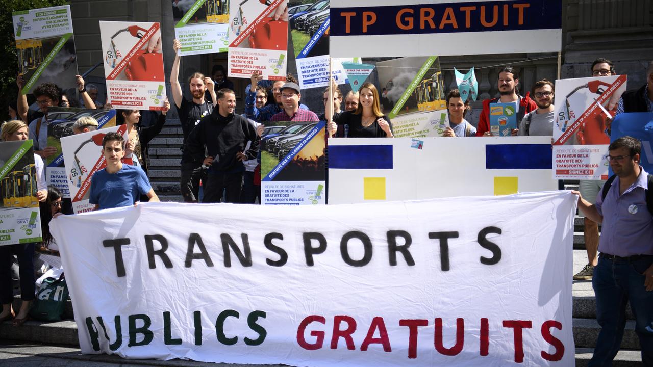 Une manifestation en faveur de la gratuité des transports publics  dans la canton de Vaud en août 2021. [Keystone - Laurent Gillieron]