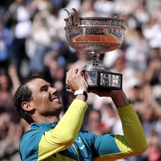 Rafael Nadal a soulevé son 14e "Trophée des Mousquetaires". [KEYSTONE - Christophe Petit Tesson]