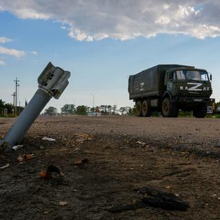 Un véhicule des forcées armées russes abandonné dans la région de Kherson en Ukraine. [Reuters - Alexander Ermochenko]