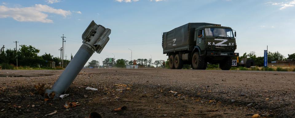 Un véhicule des forcées armées russes abandonné dans la région de Kherson en Ukraine. [Reuters - Alexander Ermochenko]