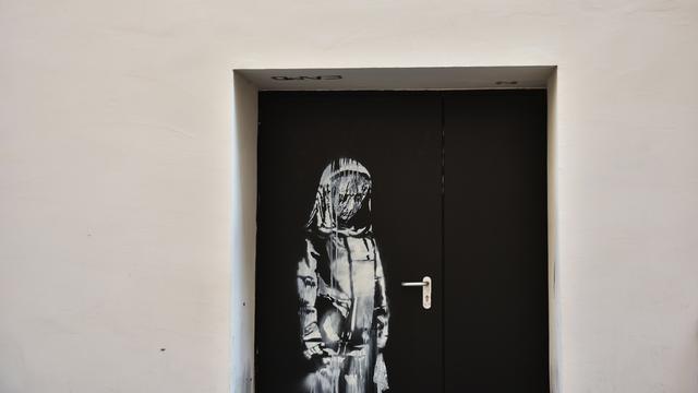 Huit hommes condamnés pour le vol de l'oeuvre de Banksy au Bataclan à Paris. [KEYSTONE - JULIEN DE ROSA]