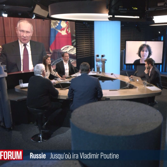 Interview d'Eric Hoesli, président du Conseil d'administration du Temps, d'Isabelle Facon, directrice adjointe de la fondation pour la recherche stratégique, de Jean-Marc Rickli, directeur des risques globaux et émergents, au Centre de politique de sécurité à Genève et de Bernard Wicht, privat-docent à l’Université de Lausanne en stratégie militaire. [RTS]