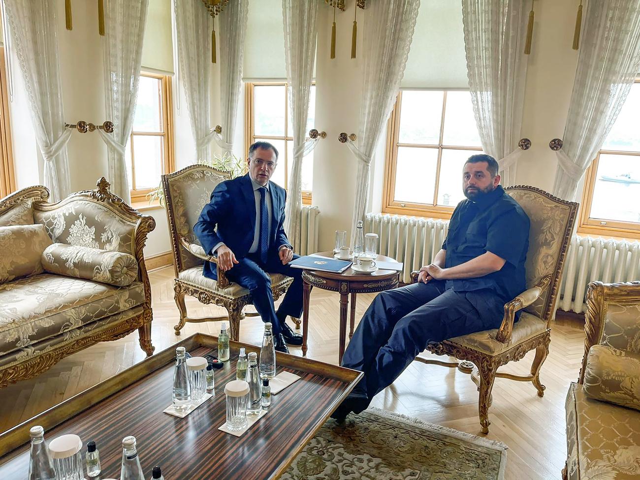 Vladimir Medinsky (à gauche) et Davyd Arakhamia lors des pourparlers russo-ukrainiens à Istanbul. [Keystone - Ukrainian Foreign Ministry Press Service/AP]