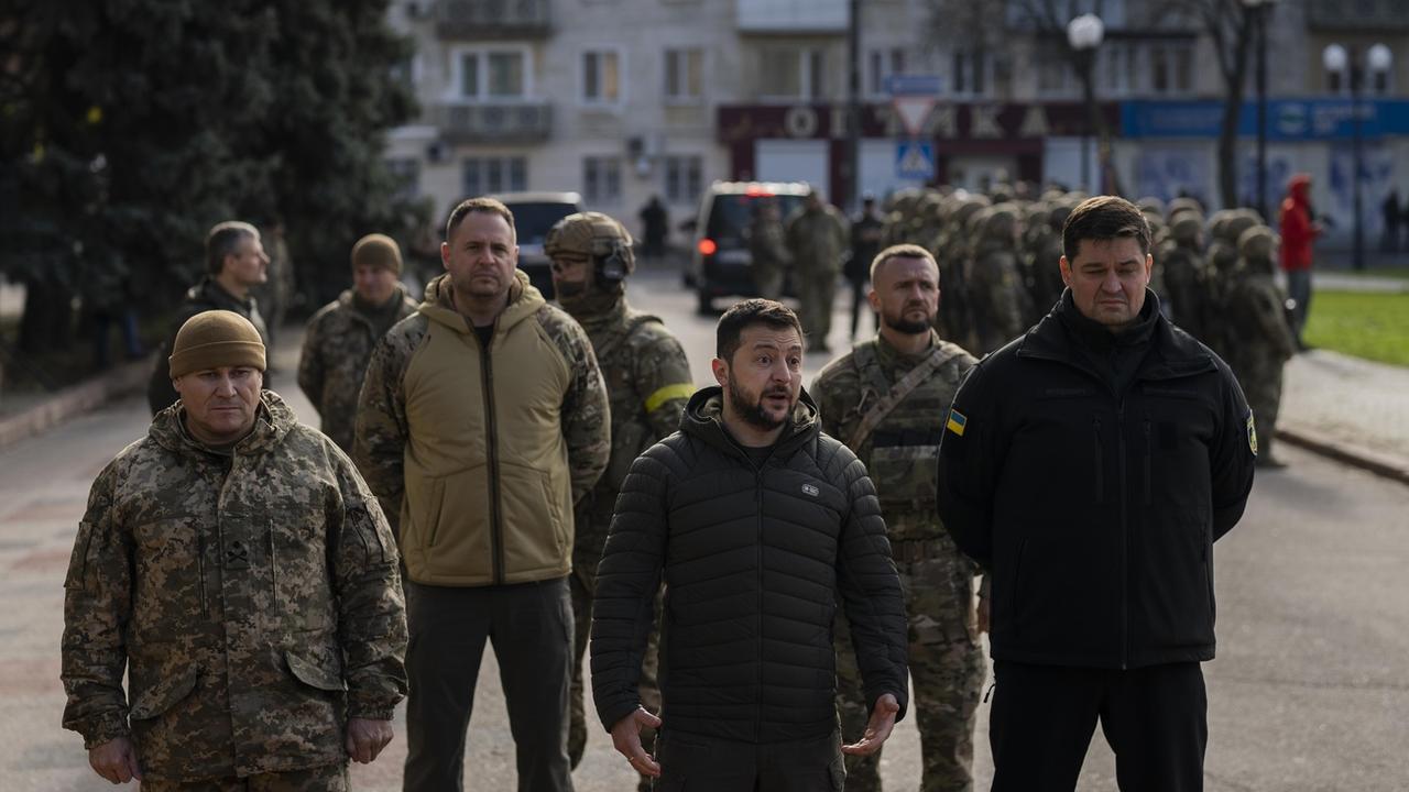 Lundi 14 novembre: le président ukrainien Volodymyr Zelensky a visité Kherson, ville récemment reconquise aux Russes. [AP Photo - Bernat Armangue]