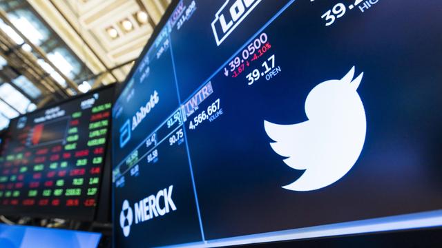 Un écran avec le cours de Twitter à la Bourse de New York. [Keystone/EPA - Justin Lane]